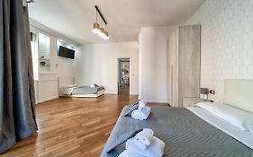 Dante 138 Class Rooms & Apartments